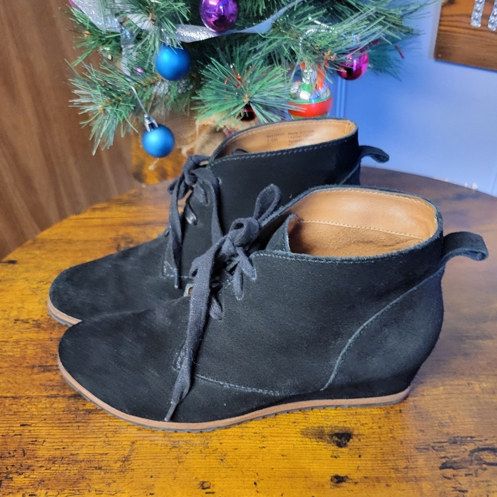 Susina Reed women size 7.5 med suede wedge booties-black